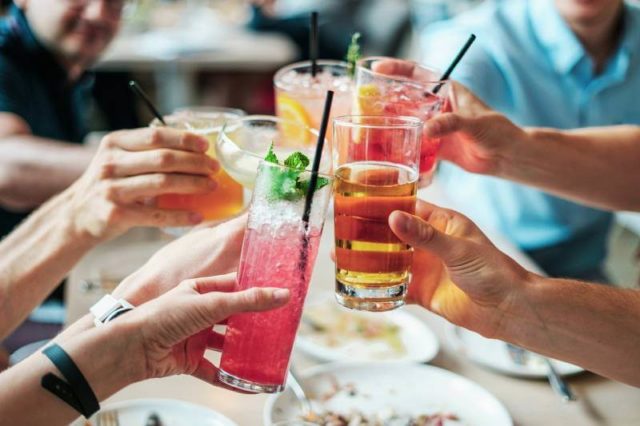 4 razloga zbog kojih pijemo alkohol i šta to govori o nama