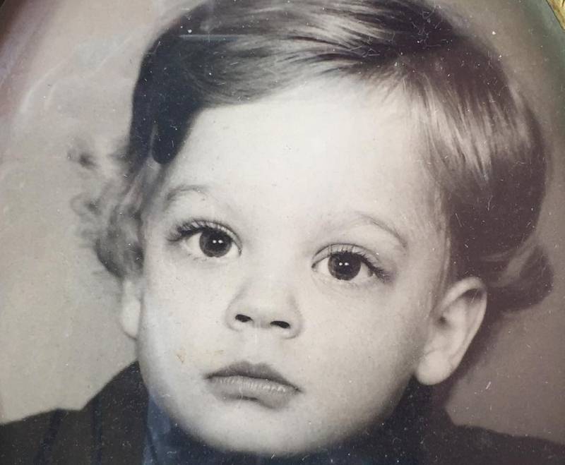 Jedan od omiljenih srpskih glumaca objavio fotografiju iz detinjstva