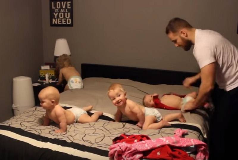 Tata koji pokušava da obuče četiri bebe odjednom je hit na internetu!