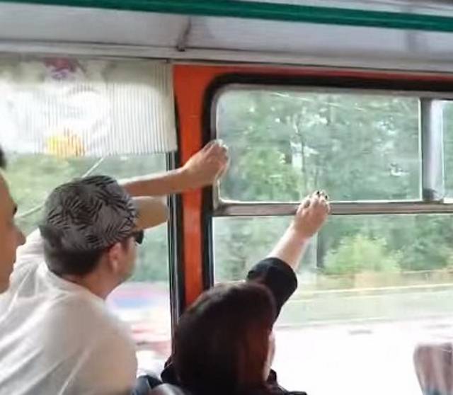 Ovaj snimak iz autobusa niko ne može da odgleda do kraja a da ne poludi od besa!