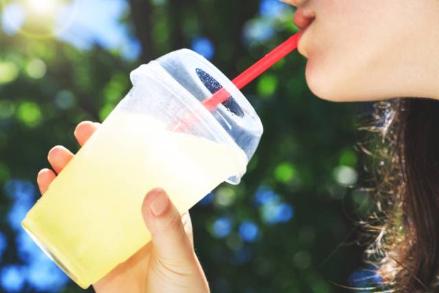 Žene se kunu da je voda sa limunom smrt za kilograme: Evo šta na to kaže nutricionistkinja…