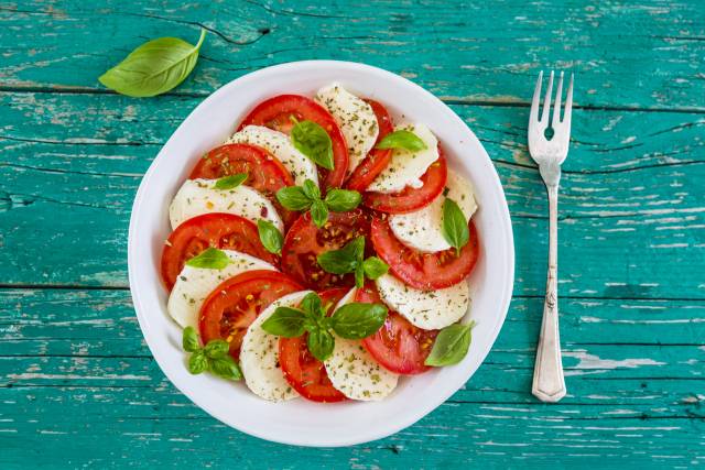 Većina izbegava da stavi ovo u salatu od paradajza a bez toga je beskorisno da je jedete!