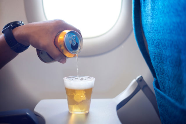 Koliko alkohola možete da popijete besplatno u avionu?