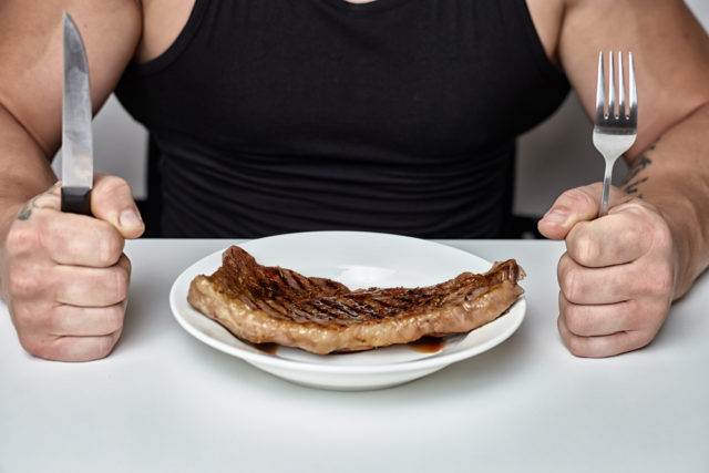 Da li ste primetili da se više znojite kada jedete meso? Evo zašto se to događa