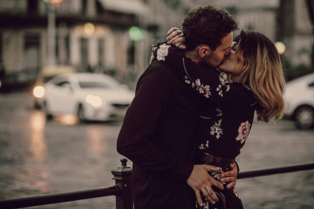 Zašto bi trebalo poljubac sa partnerom da traje najmanje 10 sekundi?