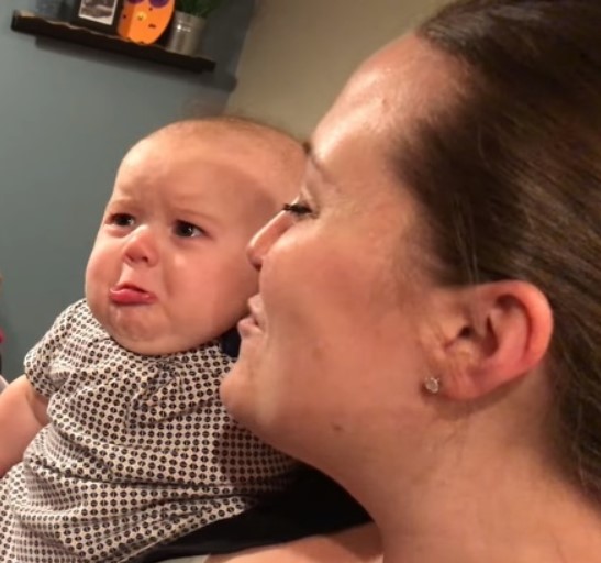 Najljubomornija beba na svetu: Urnebesna reakcija bebe kada vidi da se njeni roditelji ljube