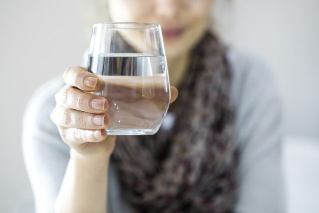 Još jedno staro verovanje – znate li zašto nikada ne bi trebalo nazdravljati čašom vode?
