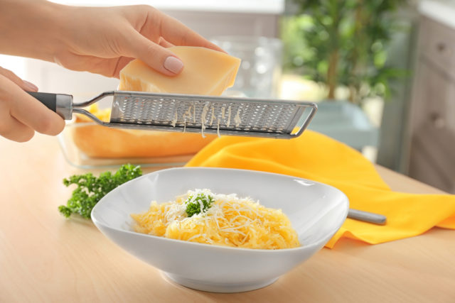 Trik oduševio korisnike TikToka – evo kako možete da narendate sir, a da ne isprljate rende!
