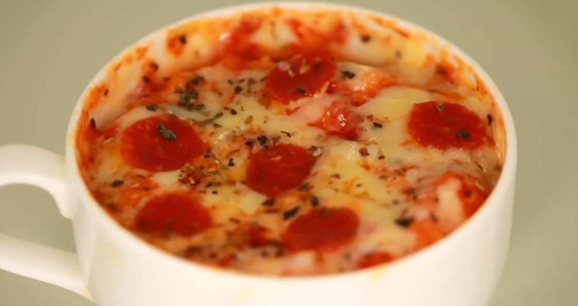 Trenutno najpopularniji recept na internetu: Napravite picu u šolji za samo 2 minuta!