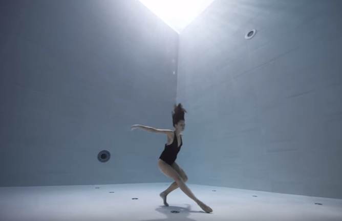 Ekstremna umetnost: Devojka 6 minuta pleše u najdubljem bazenu na svetu!