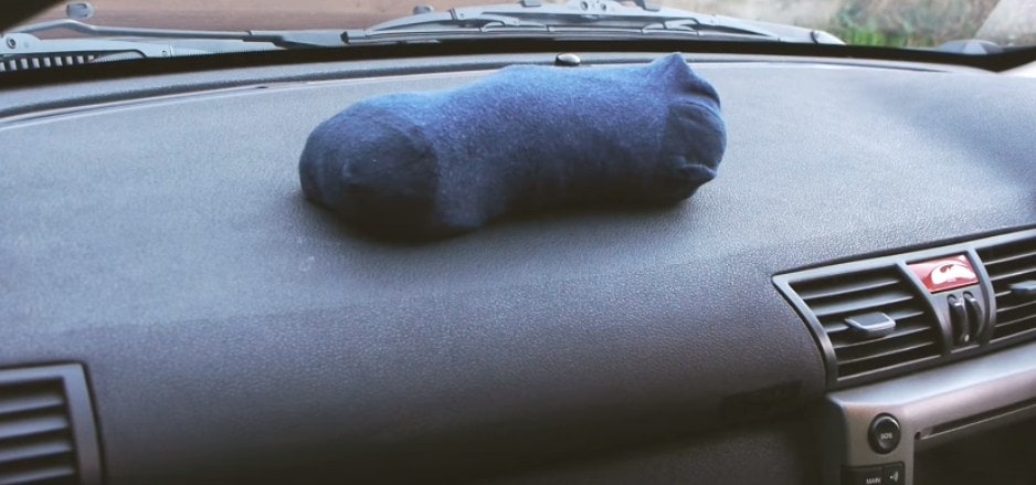 Trik koji je oduševio milione: Sprečite magljenje stakla u automobilu – čarapom!