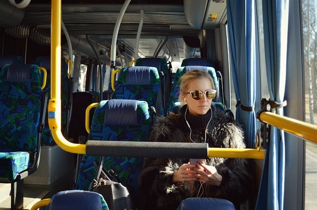 Nije slučajnost – zašto su u nekim autobusima šarena sedišta?