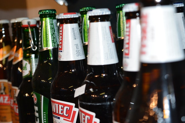 Zašto se pivo toči samo u zelenim i braon flašama?