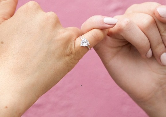 Zašto su buduće mlade počele da nose verenički prsten na malom prstu desne ruke