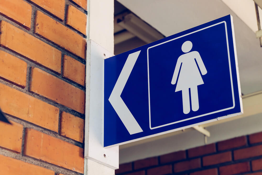Ženski znak na vratima wc-a nije haljina