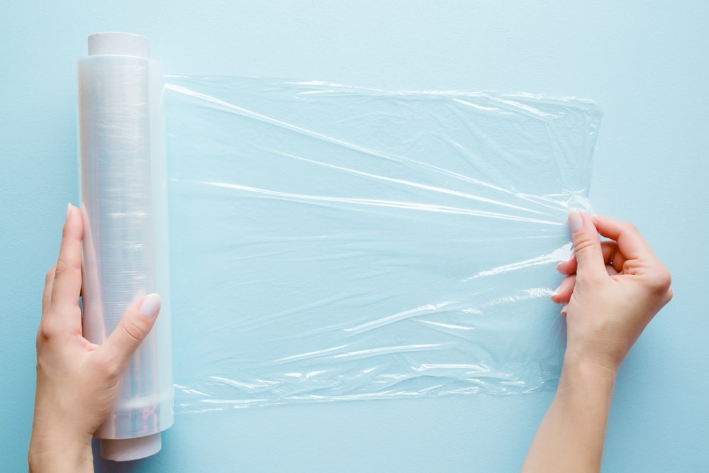 Najgenijalniji trik ikada: Evo kako da vam se plastična folija više nikada ne zalepi