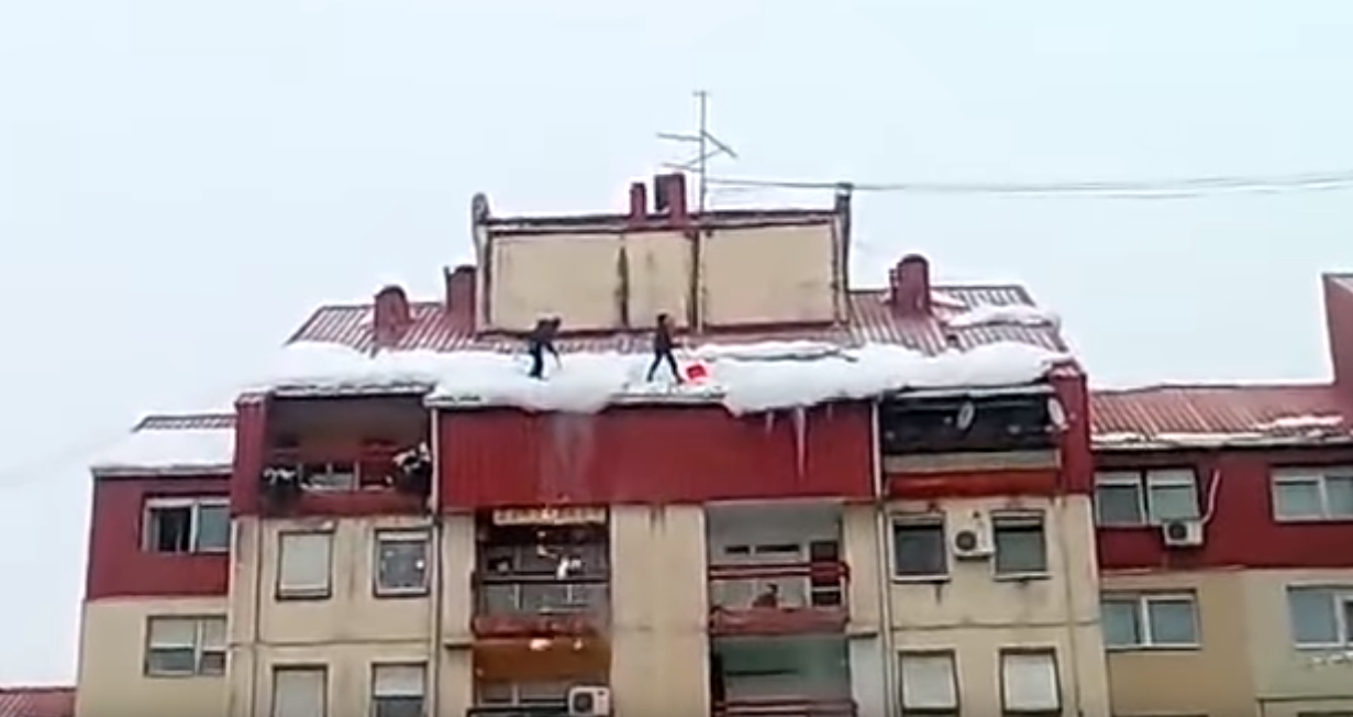 Novosađani čistili sneg sa kosog krova sedmospratnice