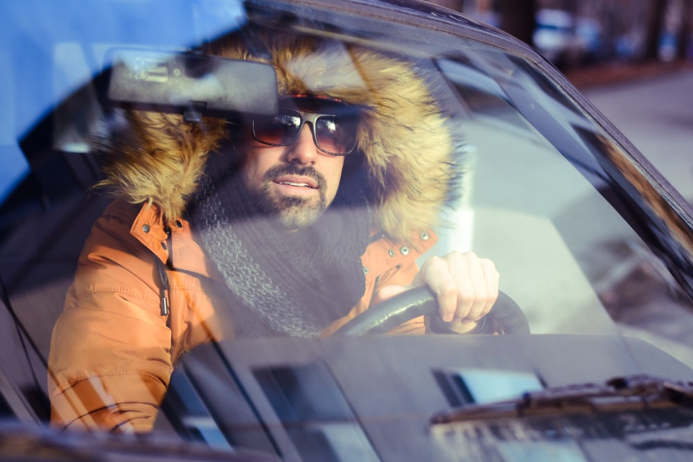 Nošenje zimske jakne u automobilu nosi sledeće rizike