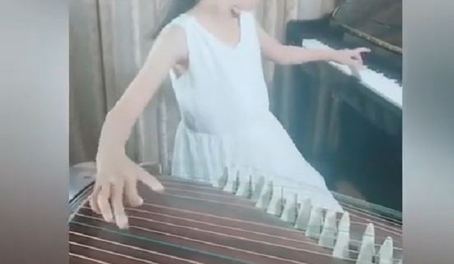 Talentovana devojčica svira dva muzička instrumenta!