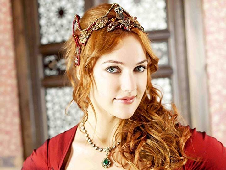 Prelepa turska glumica oduševljava svojim novim izgledom