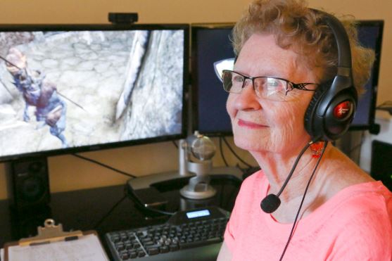Ova baka obožava da igra video igrice!