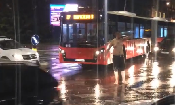 Momak u centru Beograda po kiši regulisao saobraćaj!
