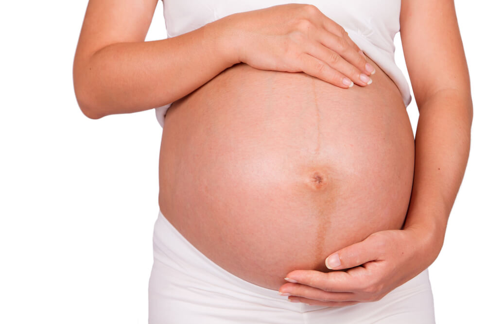 Šta predstavlja tamna linija na stomaku trudnica