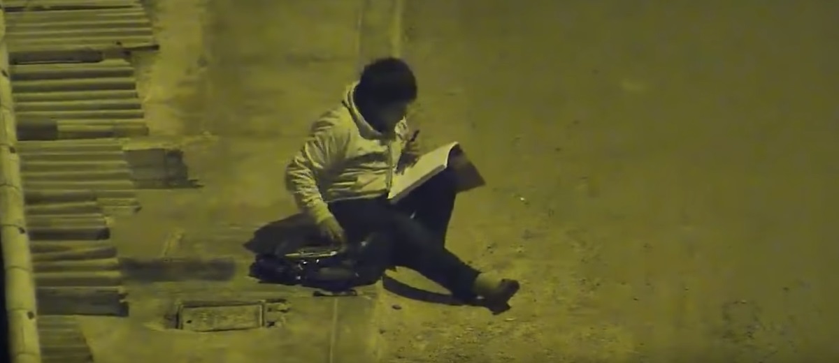 Dirljiva priča o dečaku koji je učio pod uličnim svetlom