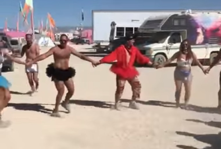 Grupa plesača zaigrala srpsko kolo usred pustinje u Americi!