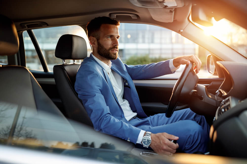 Svaki vozač ima svoje navike – da li držite obe šake na volanu ili samo jednu?