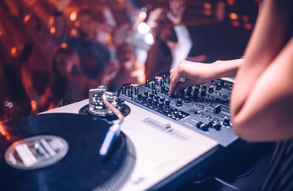 Korona žurka na balkonu – ovaj DJ iz Argentine pravi šou!