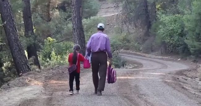 Kako bi ćerka mogla da ide u školu, otac sam izgradio put od 4 kilometara