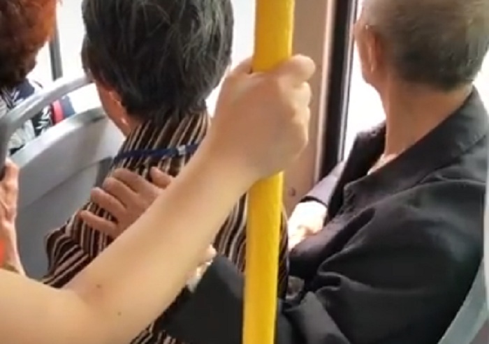 Scena iz autobusa koja će vam vratiti veru u ljubav
