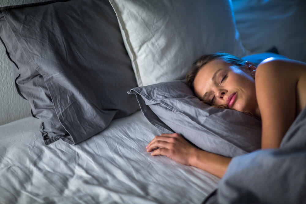 Da li je spavanje sa mokrom kosom štetno?