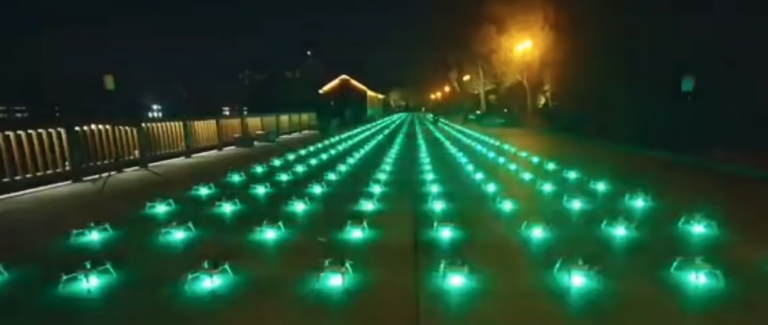 Kako izgleda kada 800 dronova formira oblik aviona ✈️