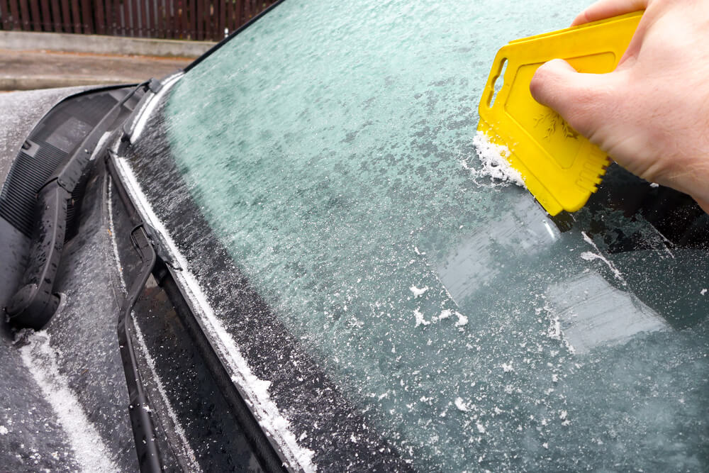 Očistite led sa automobila na siguran način ?