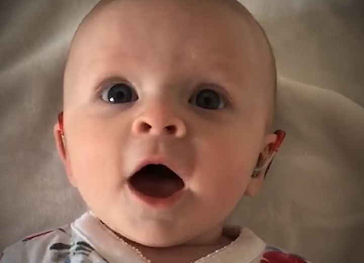 Reakcija bebe kada čuje mamin glas će vam istopiti srce