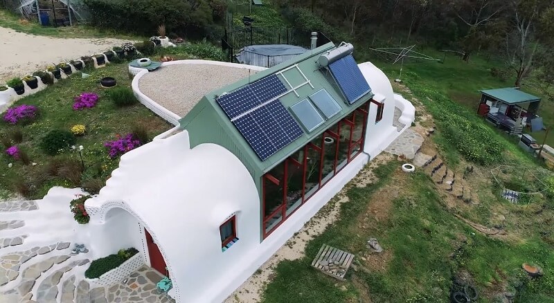 Bračni par sagradio samoodrživu kuću od blata ?