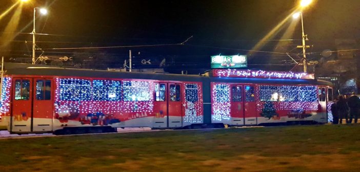 U Beogradu počinje da saobraća novogodišnji tramvaj