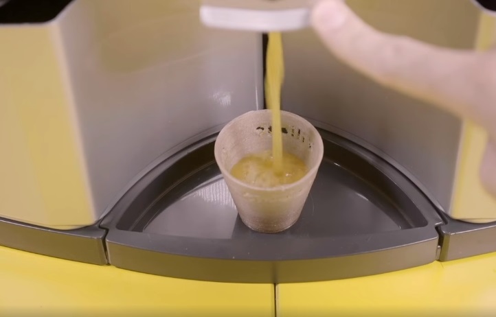 Italijan dizajnirao mašinu za sokove koja narandžine kore pretvara u čašu