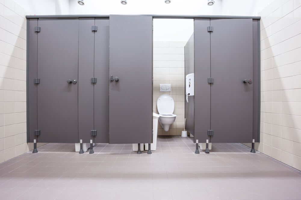 Evo zašto vrata javnih toaleta nisu skroz do poda