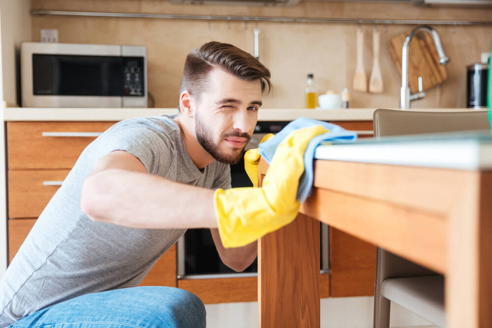 Žene otkrile šta misle o muškarcima koji obavljaju kućne poslove