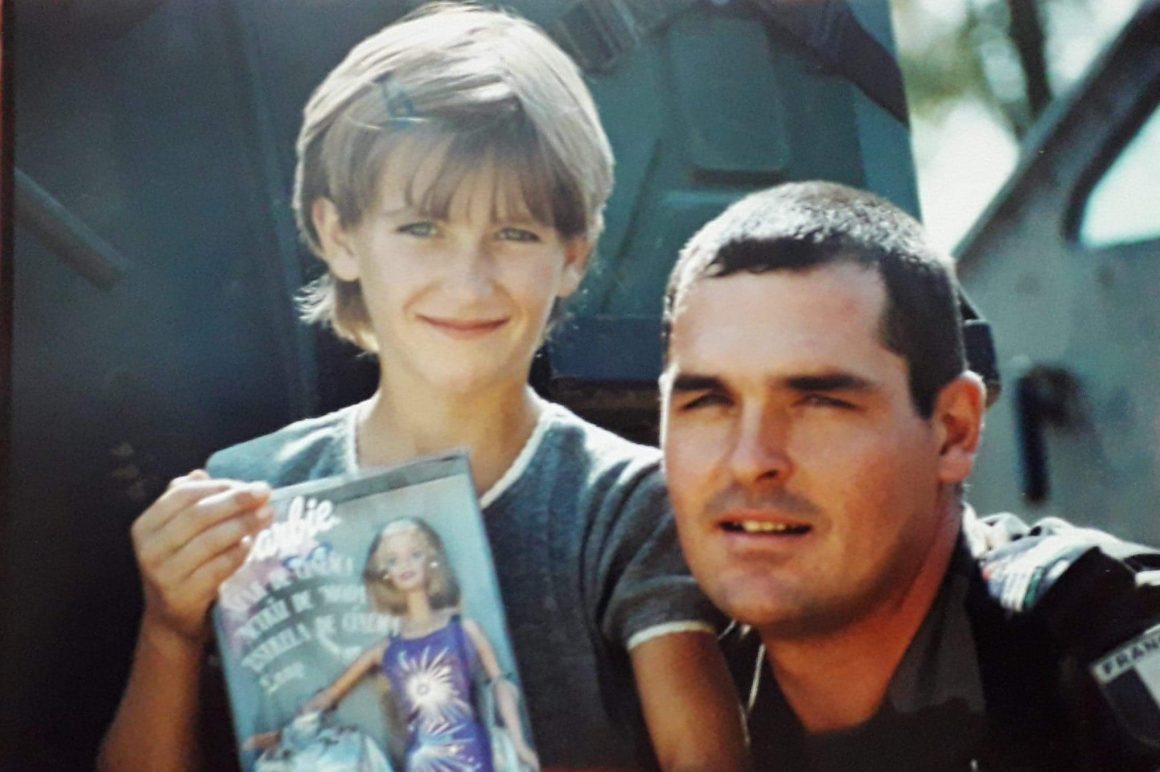 Devojčica sa Kosova i vojnik iz Francuske se susreli nakon 20 godina!
