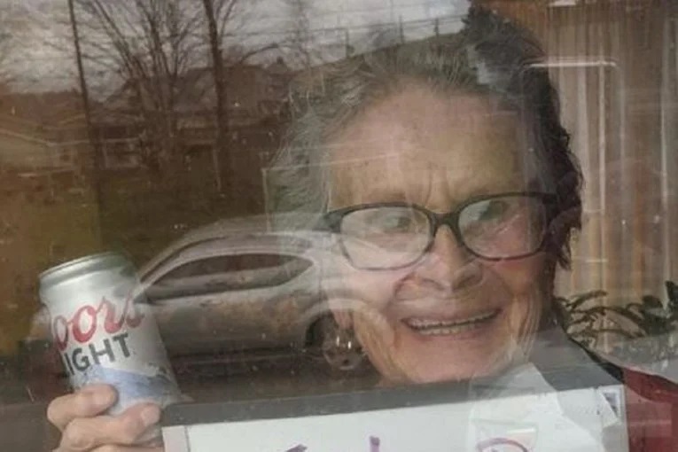 93-godišnja baka postala zvezda zbog natpisa koji je držala na prozoru
