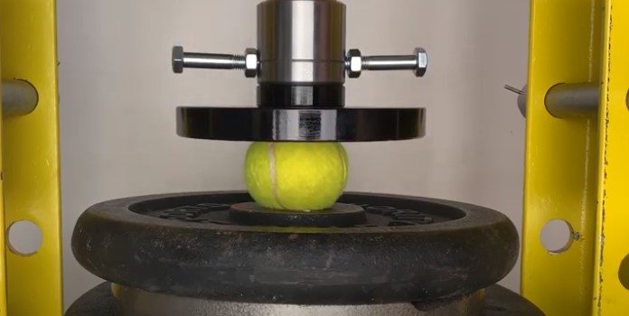 Ko je jači: Hidraulična presa od 20 tona ili teniska loptica?
