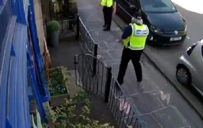Policajci prekraćuju vreme igrajući dečije igre na ulici