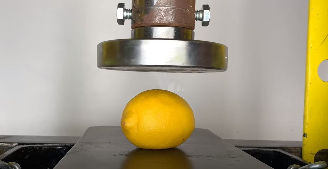 Limun pod hidrauličnom presom – jedino ovako možete iscediti sav sok!