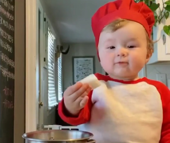 Ova beba je najslađi kuvar na Instagramu!