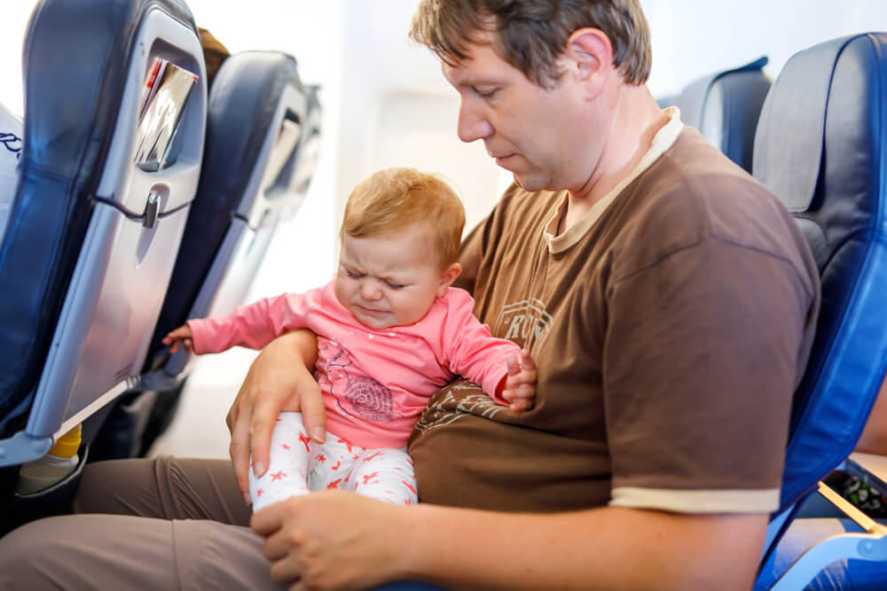 Odgovor na pitanje zašto bebe plaču u avionu