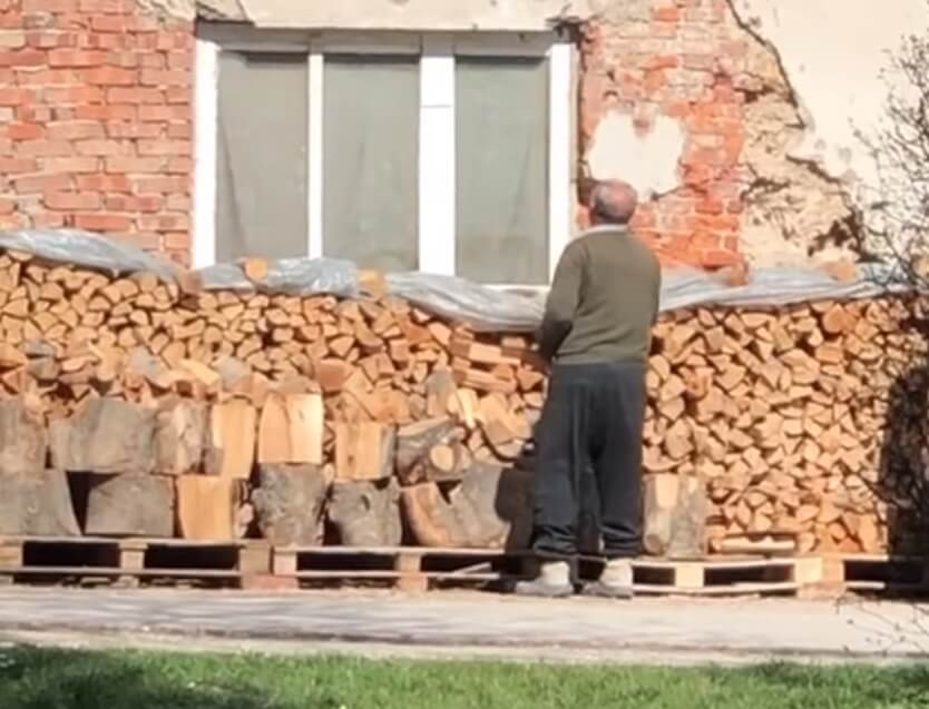 Način na koji ovaj stariji bračni par unosi drva u kuću oduševio region